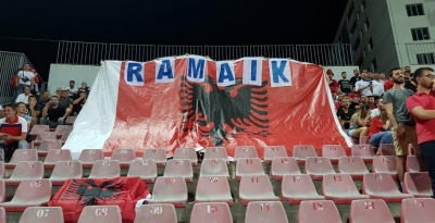“Rama ik” u shpalos dje edhe nga tifozët e kombëtares në “Elbasan Arena”