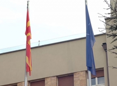 Maqedonia e Veriut anëtarësohet në NATO, ngrihet flamuri para Kuvendit