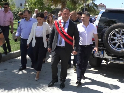 VIDEO/ ‘Çunat problematikë‘ të Arben Ahmetajt, presion mediave në Kavajë: Fikini kamerat!