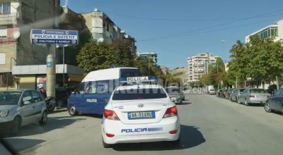 Sofistikohen trafikantët, arrestohen 5 persona, veshje me shënimin ‘Policia’. Detaje