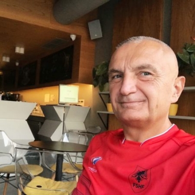 Foto/ Ilir Meta vishet kuq e zi, gati për të mbështetur Kombëtaren në “Elbasan Arena”