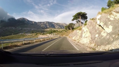 Shqipëria, makinat dhe rrëfimi i çuditshëm i një gazetari të huaj