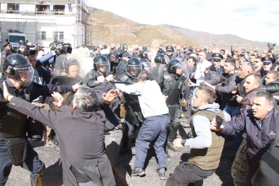 PROTESTA/ Ambasadori Donald Lu &quot;shuplakë&quot; policisë së Xhafës