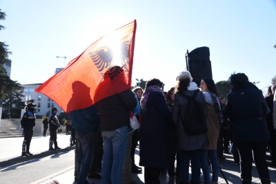 LIVE/ Studentët protestojnë para Kryeministrisë: Anuloje ligjin e arsimit të lartë!