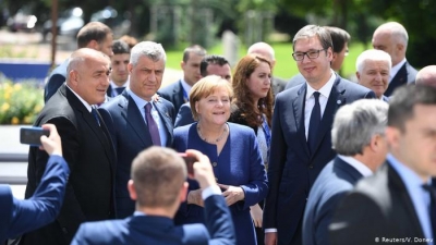 Media serbe: Merkel dhe Macron po organizojnë një takim Prishtinë-Beograd