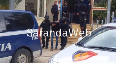 Media lokale publikon videon e arrestimit të zv.drejtorit të spitalit, kush ishte kreu i bandës së drogës