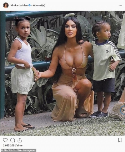 Kim tregon gjoksin, teksa pozon me fëmijët