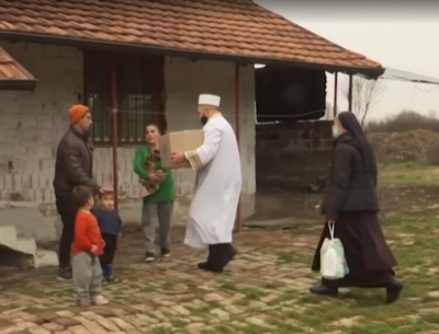 Një mrekulli shqiptare/Një hoxhë mysliman dhe një murgeshë katolike shkojnë bashkë të ndihmojnë një familje