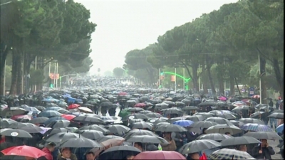 Dhjetra mijëra protestues mes shiut pushtojnë rrugët e Tiranës, Basha: Nisim marshimin e shpresës