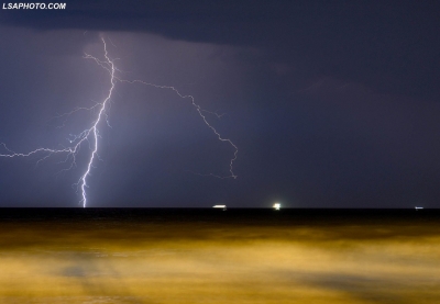 Foto/ Frikë dhe “show” në Durrës, rrufetë shndritin bregdetin