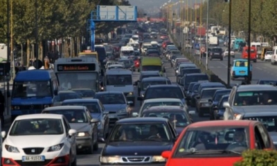 Fundjava shkakton fluks në autostradën Tiranë-Durrës, dy aksidente në pak metra