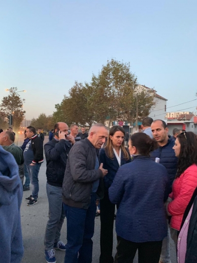 Foto/ Rudina Hajdari i bashkohet protestuesve: Opozita në krah të banorëve