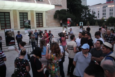 Plumbat mbi Klodiana Lalën, gazetarët i shkojnë Ramës te kryeministria