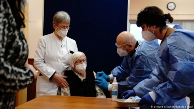 Fillim i suksesshëm i vaksinimit në Gjermani, mjeku shqiptar i bën vaksinën 101 vjeçares