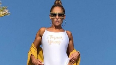Jennifer Lopez, më sensuale se asnjëherë në moshën 50 vjeçare
