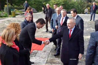 Meta gozhdon Veliajn, ja çfarë thotë për protestën tek Unaza e Re
