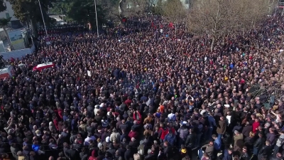 Sot seancë, mijëra qytetarë nisen për protestë përpara parlamentit