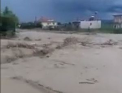 Video/ Shiu përmbyt rrugët dhe rrezikon banesat në Elbasan e Cërrik