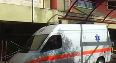 Morgu në Korçë pa ambulancë, viktimat e aksidenteve merren nga automjete funerale