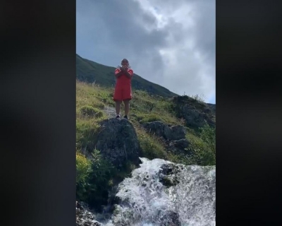 VIDEO/ Presidenti Meta uron “mirëmëngjesi” nga ujëvara e Prevallës