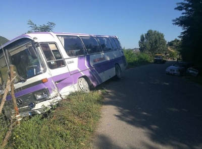 Aksident i rëndë në aksin Gramsh-Moglicë, autobuzi del nga rruga