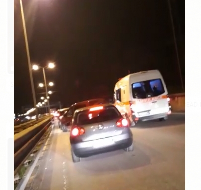 Aksidenti te ‘Shkëmbi i Kavajës’/ Paralizohet qarkullimi, ambulanca ngec në trafik
