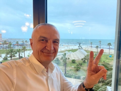 Në pritje të vendimit të 'Kushtetueses', Meta përshëndet nga bregdeti