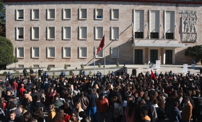 VIDEO LIVE/ Studentët dhe qytetarët zhvendosin protestën para Kryeministrisë