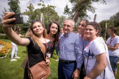 Presidenti Meta pret 30 gjimnazistë nga Krusha e Madhe