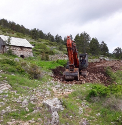 Foto+Video/Kukës, banorët hapin 20 km rrugë nga tuneli i Thirrës deri në Arrën
