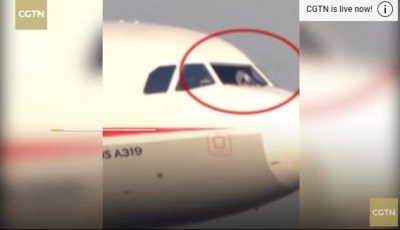 Kinë/ Thyhet dritarja e avionit, presioni i ajrit për pak thith pilotin