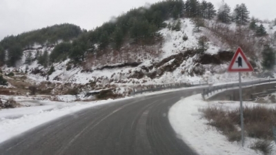 (FOTO) Bie bora e parë për këtë vit. ARRSH: Kujdes makinat që kalojnë në këtë aks