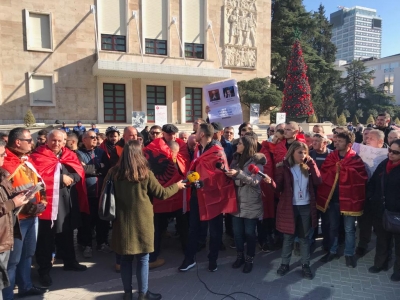 Protesta para kryeministrisë: Shqiptarë çohuni do i kallni krupën këtij diktatoruci