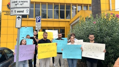 Të rinjtë, në protestë kundër Veliajt: Turp për BE-në që e ftoi në hapjen e Kolegjit të Evropës