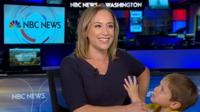 Djali 4-vjeçar i hyn në studio të ëmës teksa ajo po raportonte lajmet (VIDEO)