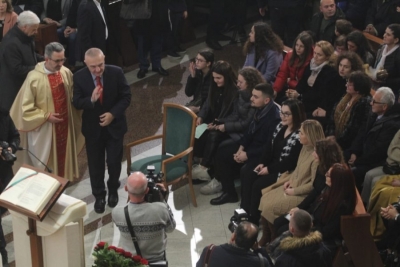 FOTOT/ Presidenti Meta ndjek familjarisht, meshën e Krishtlindjes në Katedrale