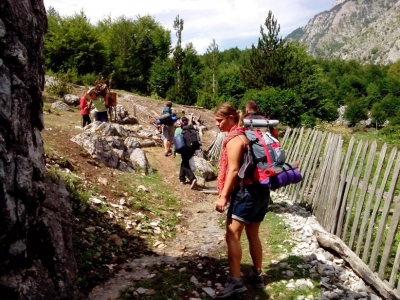 FOTOT/ Zhduken dy turiste në Alpet shqiptare, kush i shikon të njoftojë Policinë!