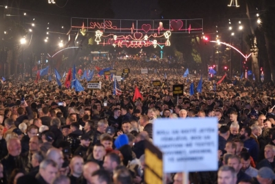 Mijëra qytetarë i bashkohen thirrjes së opozitës, tejmbushet Bulevardi Dëshmorët e Kombit