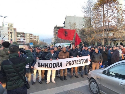 FOTOT/ Shkodra sërish në protestë, sot dita e dytë: Ulni çmimet, ose do t’ju ulim...