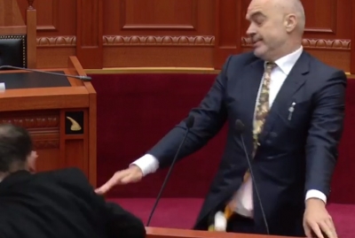 Dalin pamjet/ Momenti kur qëllohet me vezë Edi Rama (VIDEO)