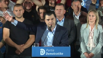 VIDEO/Entuziazëm i jashtëzakonshëm në Berat. Demokratët në kor: Nuk ka zgjedhje pa PD