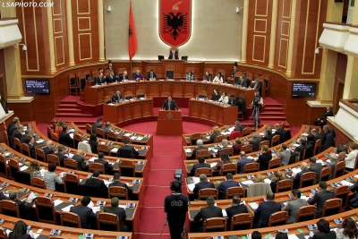 Partitë mbledhje para fillimit të përballjes në Parlament