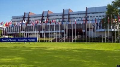 Delegacioni i KiE zbarkon në Tiranë