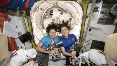 Ecja e parë në hapësirë nga astronaute femra