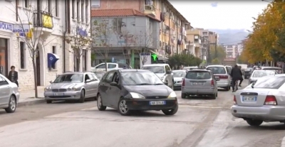 Rrugët në Berat pa semaforë dhe vija të bardha