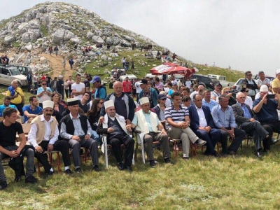 FOTOT/Tropoja në festën hyjnore të Tyrbes së Shkëlzenit,  kryebashkiaku Besnik Dushaj nderon dy Dervish