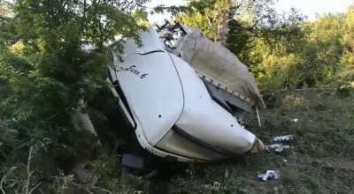 FOTO/Rrokulliset trajleri në rrugën e Burrelit, shoferi kërcen nga makina në minutën e fundit