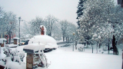 Korça përfshihet gjatë natës nga bora dhe shiu, nuk ka probleme për akset rrugore