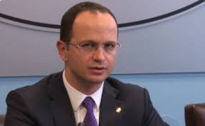 Bushati mendon se do shpëtojë me pendesë, kërkon falje në rrjetet sociale