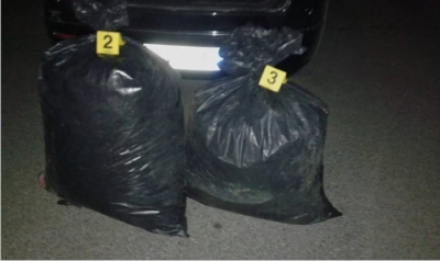 Kapen me drogë në makinë, pranga 3 të rinjve në Elbasan